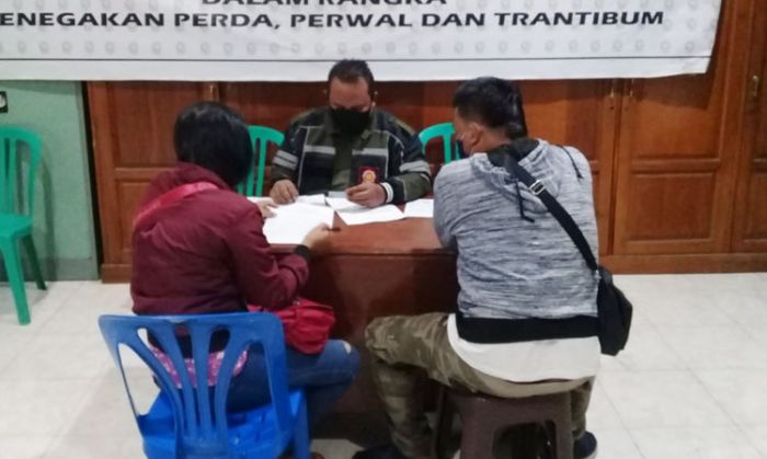 Suami Gerebek Istrinya yang Lagi Berduaan dengan Selingkuhannya di Kamar Kos Jelang Buka Puasa Suami Gerebek Istrinya yang Lagi Berduaan dengan Selingkuhannya di Kamar Kos Jelang Buka Puasa