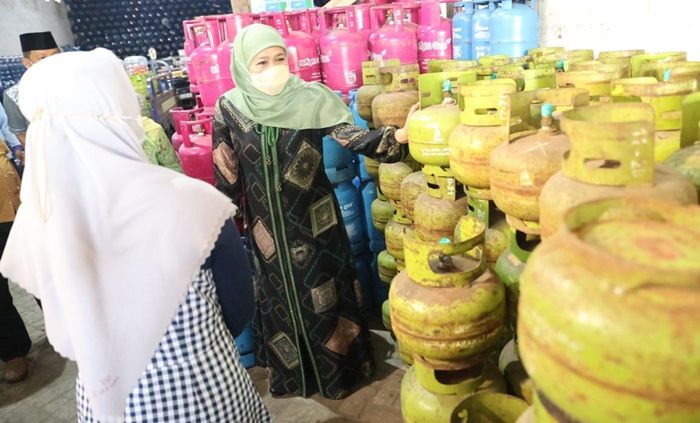 Tinjau Distributor Elpiji di Jombang, Gubernur Khofifah Pastikan Stok di Jatim Aman Tinjau Distributor Elpiji di Jombang, Gubernur Khofifah Pastikan Stok di Jatim Aman
