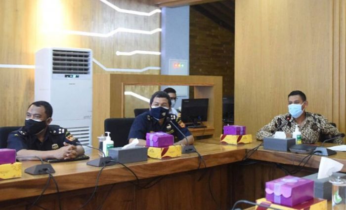 Sosialisasi Rokok Polos, Wali Kota Kediri Sapa Pemilik Warung Kopi di Kota Kediri Sosialisasi Rokok Polos, Wali Kota Kediri Sapa Pemilik Warung Kopi di Kota Kediri