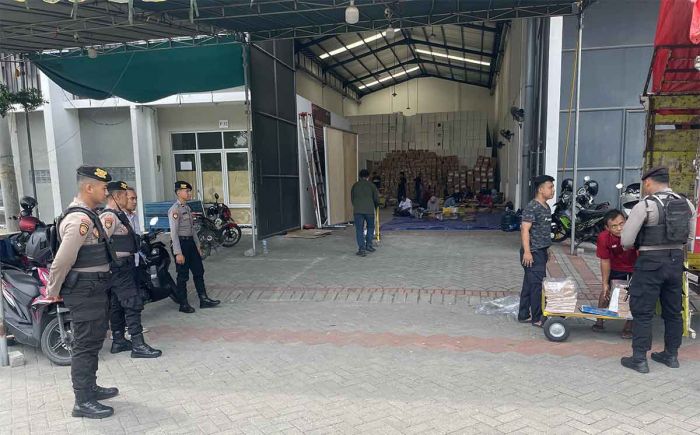 Polres Gresik Jaga Ketat Gudang Logistik Pemilu 2024 Polres Gresik Jaga Ketat Gudang Logistik Pemilu 2024