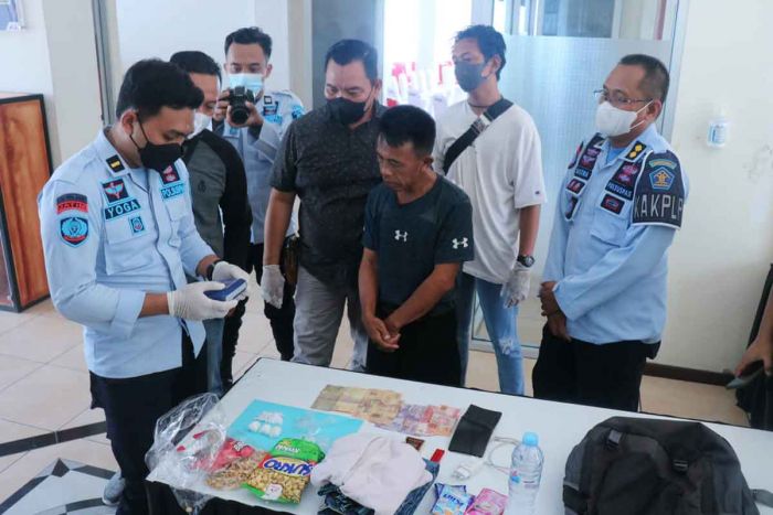 Petugas Lapas Pemuda Madiun Gagalkan Penyelundupan Narkoba Lewat Dubur Petugas Lapas Pemuda Madiun Gagalkan Penyelundupan Narkoba Lewat Dubur