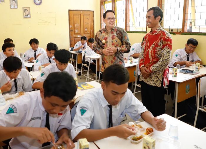 Pj Gubernur Jatim Tinjau Uji Coba Program Makan Bergizi di SMA dan SMK Gema 45 Surabaya Pj Gubernur Jatim Tinjau Uji Coba Program Makan Bergizi di SMA dan SMK Gema 45 Surabaya