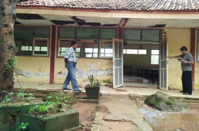 Kondisi SMPN 1 Gapura Memprihatinkan, KWRI Tuding Dana BOS Tidak Tepat Sasaran Kondisi SMPN 1 Gapura Memprihatinkan, KWRI Tuding Dana BOS Tidak Tepat Sasaran