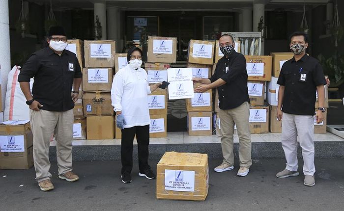 Bantu Pemkot Surabaya Lawan Covid-19, PT SIER Serahkan Ribuan Baju Hazmat dan Masker Medis Bantu Pemkot Surabaya Lawan Covid-19, PT SIER Serahkan Ribuan Baju Hazmat dan Masker Medis