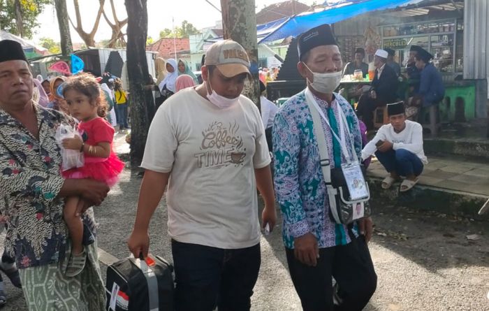 Diantar Keluarga Menuju Bus, Tukang Becak Naik Haji di Sampang Berangkat Tanpa Didampingi Istri Diantar Keluarga Menuju Bus, Tukang Becak Naik Haji di Sampang Berangkat Tanpa Didampingi Istri
