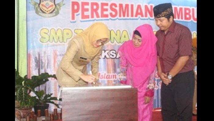 Bupati Probolinggo Resmikan SMP Taruna Bupati Probolinggo Resmikan SMP Taruna