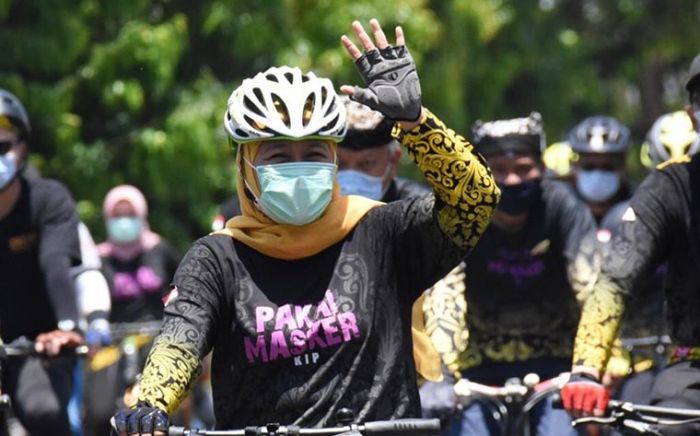 ​Di Banyuwangi, Gubernur Khofifah Gowes Kampanye Belanja Produk UMKM dan Pakai Masker