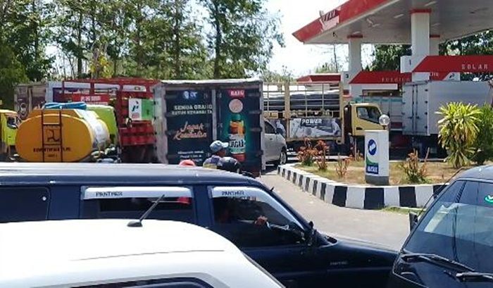 Distribusi Solar Lambat, Antrean SPBU di Pamekasan Tiap Hari Mengular Distribusi Solar Lambat, Antrean SPBU di Pamekasan Tiap Hari Mengular