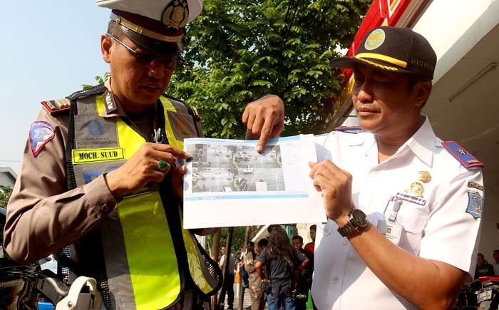 Jangan Coba-coba Melanggar Lalu Lintas di Surabaya, Dishub Kembali Uji Coba Tilang Berbasis CCTV Jangan Coba-coba Melanggar Lalu Lintas di Surabaya, Dishub Kembali Uji Coba Tilang Berbasis CCTV