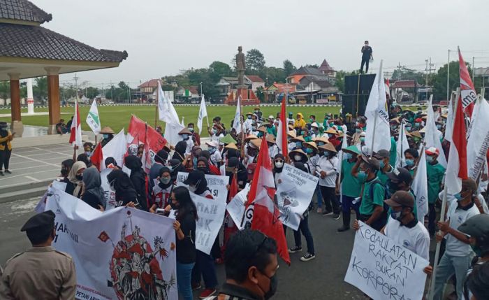 Peringatan Hari Tani Nasional di Blitar, Diwarnai Aksi Demo, Teatrikal, dan Saling Dorong