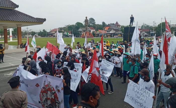 Peringatan Hari Tani Nasional di Blitar, Diwarnai Aksi Demo, Teatrikal, dan Saling Dorong Peringatan Hari Tani Nasional di Blitar, Diwarnai Aksi Demo, Teatrikal, dan Saling Dorong