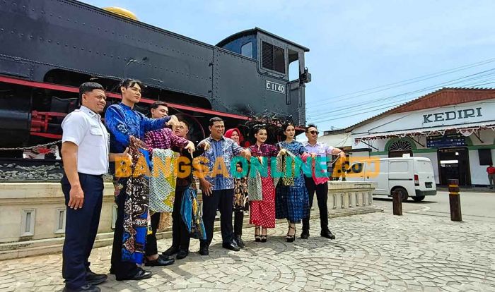 KAI Daop 7 Madiun Rayakan Hari Batik Nasional dengan Fashion Show di Kereta dan Stasiun KAI Daop 7 Madiun Rayakan Hari Batik Nasional dengan Fashion Show di Kereta dan Stasiun