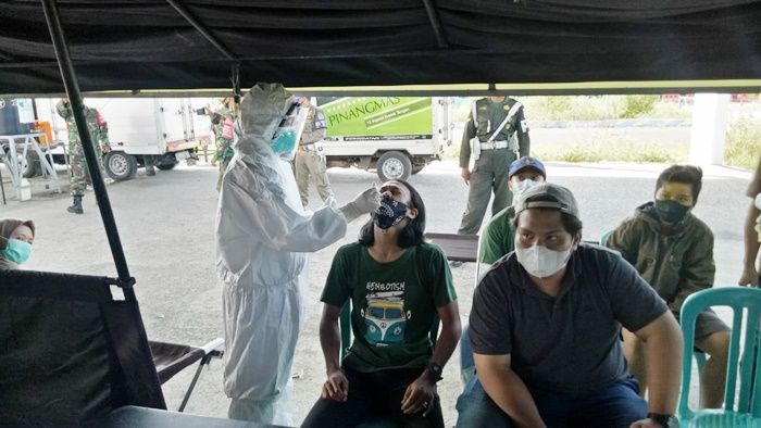 Pos Penyekatan Tlanakan Pamekasan Temukan Sopir Pengantar Santri Asal Bangkalan Positif Covid-19 Pos Penyekatan Tlanakan Pamekasan Temukan Sopir Pengantar Santri Asal Bangkalan Positif Covid-19