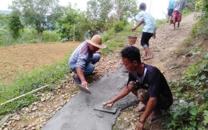 Jalan Desa Bangkes Rusak Parah, Warga Perbaiki Secara Swadaya