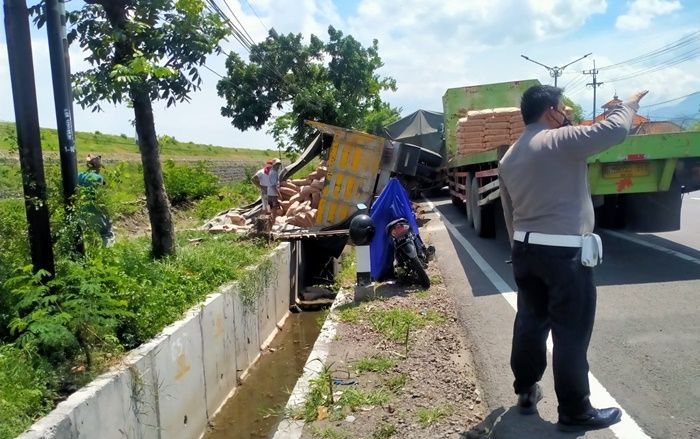 Hendak Menepi untuk Cek Ban, Truk Gandeng Muat Semen Terguling di Tanggulangin Sidoarjo