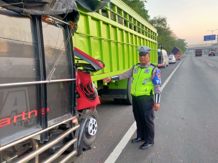 Diduga Mengantuk, Sopir dan Kernet Truk Tewas Usai Tabrak Kendaraan di Tol Sidoarjo Diduga Mengantuk, Sopir dan Kernet Truk Tewas Usai Tabrak Kendaraan di Tol Sidoarjo