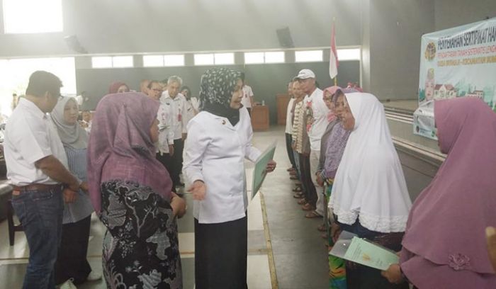 Wali Kota Batu Serahkan 250 Sertifikat Hak Atas Tanah Hasil PTSL Wali Kota Batu Serahkan 250 Sertifikat Hak Atas Tanah Hasil PTSL