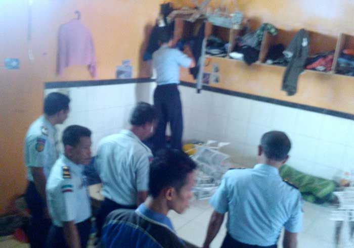Antisipasi Peredaran Narkoba, Petugas Lapas Dites Urine dan Kamar WBP Digeledah Antisipasi Peredaran Narkoba, Petugas Lapas Dites Urine dan Kamar WBP Digeledah