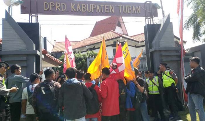 Pelantikan Anggota DPRD Tuban Diwarnai Aksi Unjuk Rasa Mahasiswa Pelantikan Anggota DPRD Tuban Diwarnai Aksi Unjuk Rasa Mahasiswa