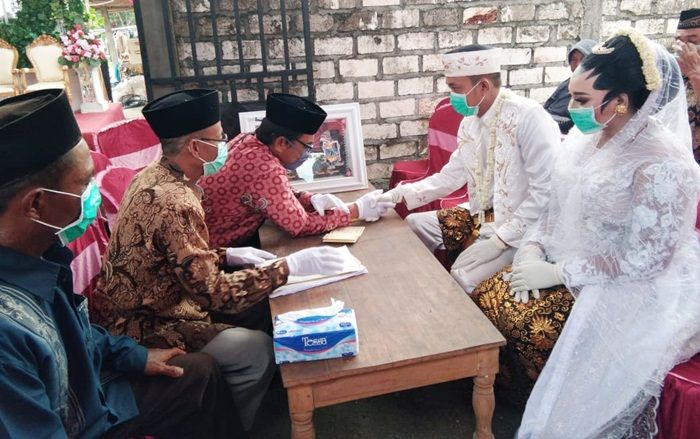 Corona Mewabah, 27 Pasang Pengantin di Lamongan Gelar Akad Nikah Tanpa Resepsi Corona Mewabah, 27 Pasang Pengantin di Lamongan Gelar Akad Nikah Tanpa Resepsi