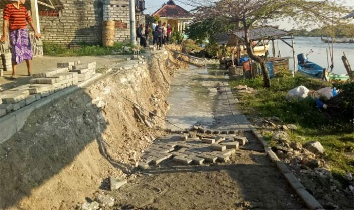 Diterjang Air Pasang Sungai Bengawan Solo, Jalan Desa di Pangkahwetan Ambles 2 Meter
