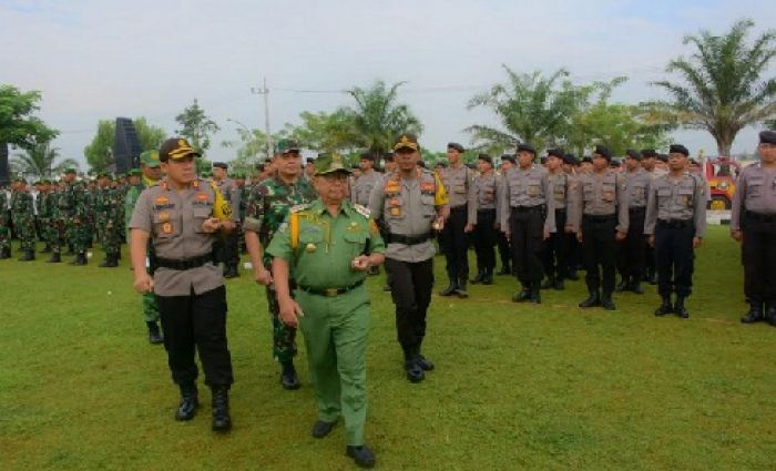 Bupati Blitar Pimpin Apel Gelar Pasukan Penyerahan Personel Sat Linmas Pemilu 2019