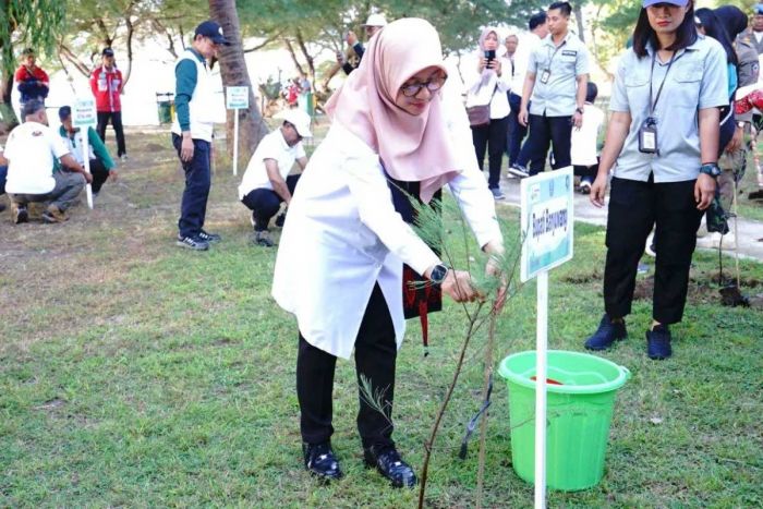 Peringati Hari Lingkungan Hidup, Bupati Banyuwangi Bersama Ratusan Siswa Tanam Pohon Cemara Laut Peringati Hari Lingkungan Hidup, Bupati Banyuwangi Bersama Ratusan Siswa Tanam Pohon Cemara Laut