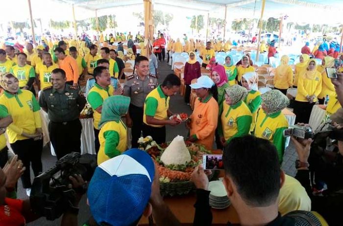 Bupati Jombang Bersama Warga Arak Piala Adipura, Tumpengan Bersama Pasukan Kuning Bupati Jombang Bersama Warga Arak Piala Adipura, Tumpengan Bersama Pasukan Kuning