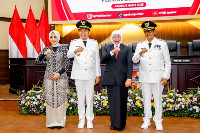 Gubernur Khofifah Pesankan Program Quick Win di Acara Sertijab Bupati-Wabup Jember Gubernur Khofifah Pesankan Program Quick Win di Acara Sertijab Bupati-Wabup Jember