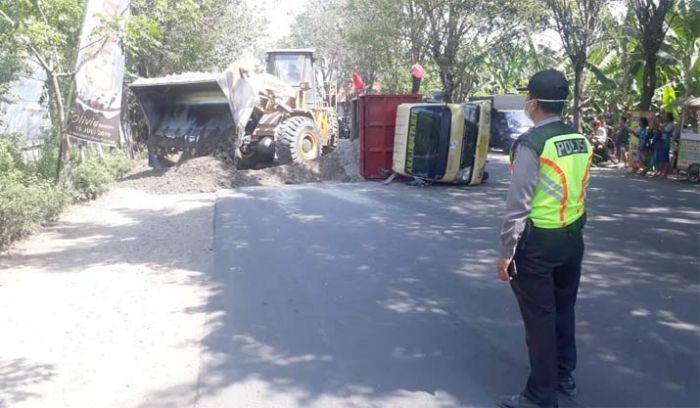 Truk Pasir Terguling di Krian Sidoarjo, Lalu Lintas Tersendat Truk Pasir Terguling di Krian Sidoarjo, Lalu Lintas Tersendat