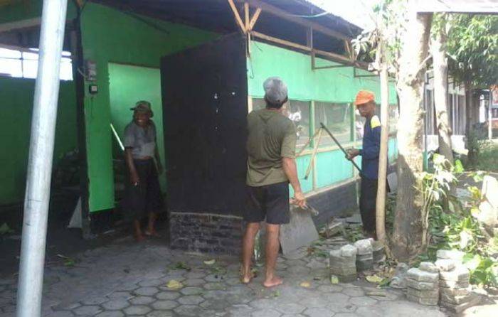 Ada Indikasi untuk Esek-esek, Puluhan Warung di Siman Ponorogo Dibongkar Ada Indikasi untuk Esek-esek, Puluhan Warung di Siman Ponorogo Dibongkar