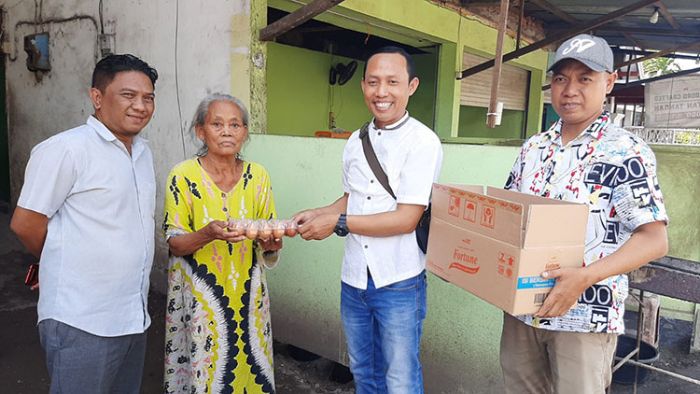 Komunitas Wartawan Gresik Bersama Pengusaha Ayam Bagikan Telur Gratis