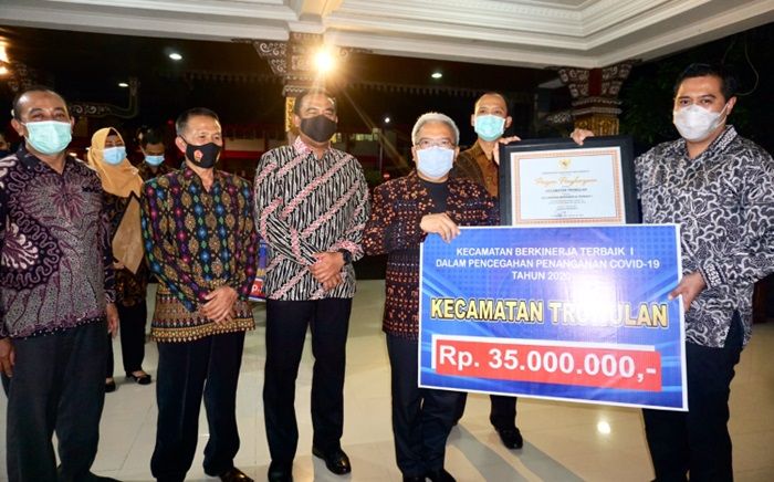 Penyerahan Stimulan dan Insentif Kecamatan Berkinerja Terbaik Penanggulangan Covid-19 Tahun 2020 Penyerahan Stimulan dan Insentif Kecamatan Berkinerja Terbaik Penanggulangan Covid-19 Tahun 2020