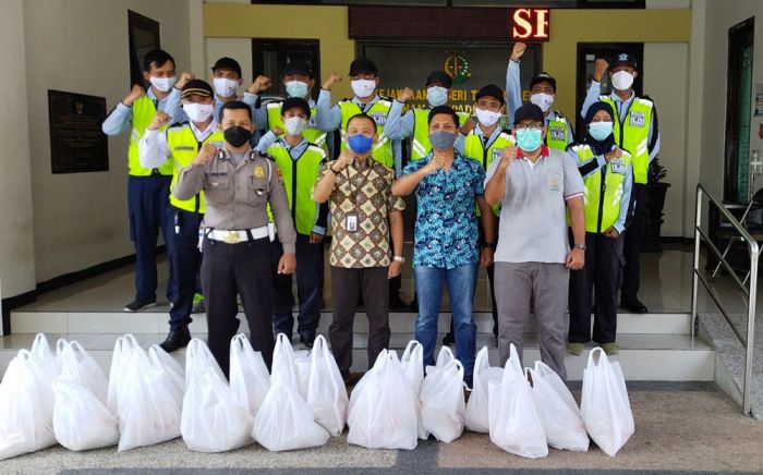 Kejari Trenggalek Bagikan Sembako untuk Difabel Kejari Trenggalek Bagikan Sembako untuk Difabel