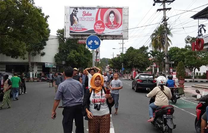 Panwaslu Blitar Keder Dihadang Kader dan Simpatisan PDIP, Batal Copot Baliho Bergambar Puti Panwaslu Blitar Keder Dihadang Kader dan Simpatisan PDIP, Batal Copot Baliho Bergambar Puti