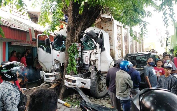 Diduga Rem Blong, Dump Truk Seruduk 5 Mobil dan 4 Motor di Bungah Gresik Diduga Rem Blong, Dump Truk Seruduk 5 Mobil dan 4 Motor di Bungah Gresik