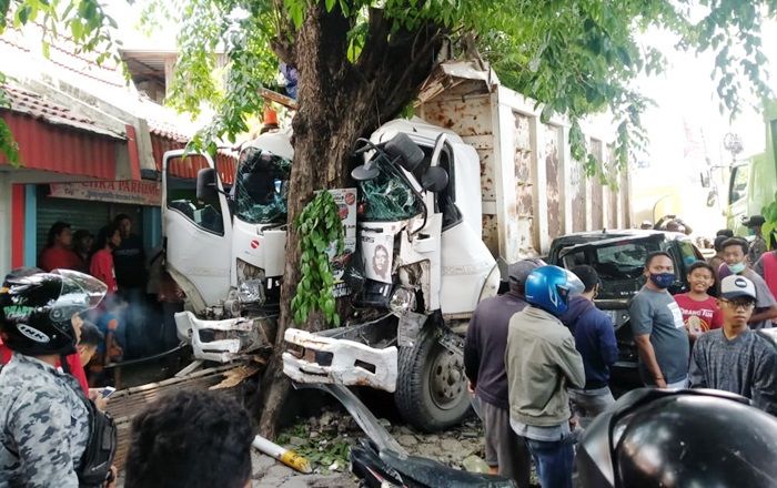 Diduga Rem Blong, Dump Truk Seruduk 5 Mobil dan 4 Motor di Bungah Gresik