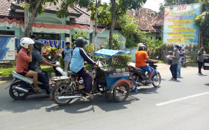 Peduli Covid-19, PWI Lamongan Bagikan Masker ke Pengguna Jalan Peduli Covid-19, PWI Lamongan Bagikan Masker ke Pengguna Jalan