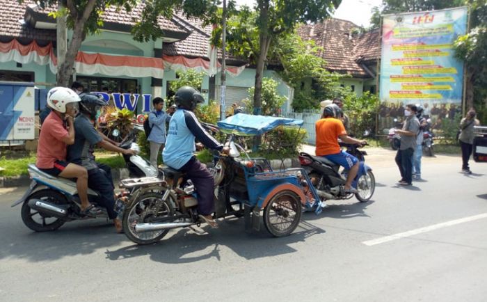 Peduli Covid-19, PWI Lamongan Bagikan Masker ke Pengguna Jalan