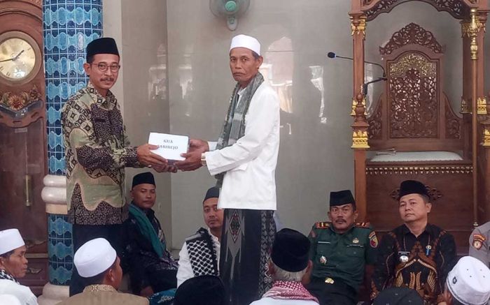 Safari Ramadhan, KUA Sarirejo Serahkan Bantuan Al-Qur