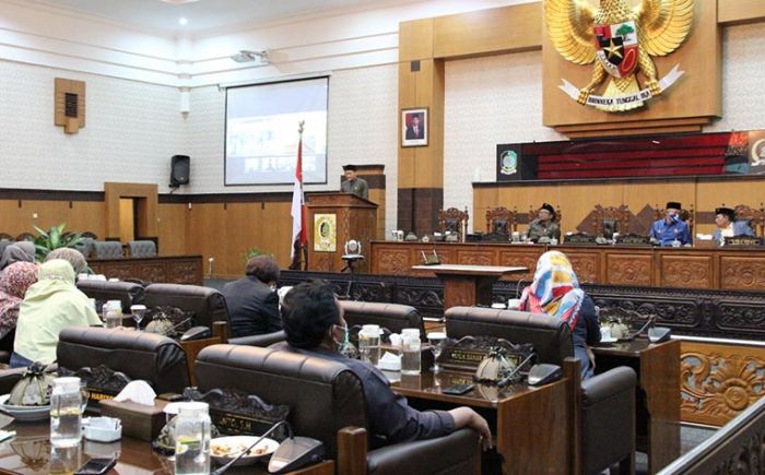 DPRD Kabupaten Banyuwangi Sahkan APBD Tahun 2021 DPRD Kabupaten Banyuwangi Sahkan APBD Tahun 2021