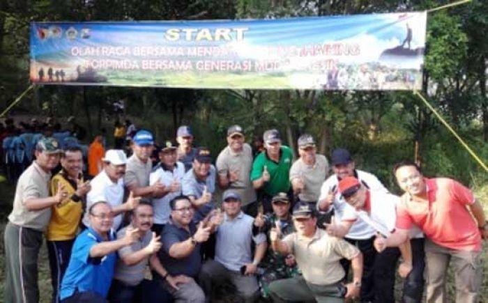 Jalin Kebersamaan, Kodim 0817 Gresik Gelar Hiking dengan Masyarakat di Bukit Hollywood