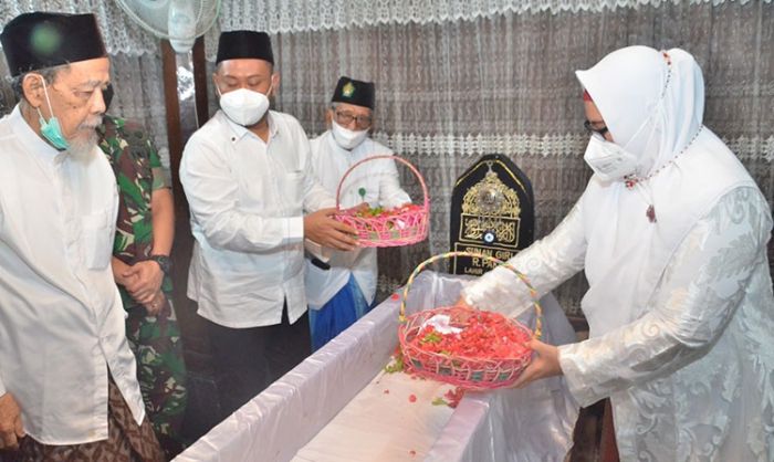 Bupati dan Wakil Bupati Gresik Ziarah ke Makam Waliyullah