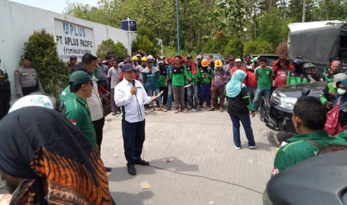 Puluhan Buruh Demo PT. Aplus, Tuntut Pembayaran Upah Lembur Sopir Puluhan Buruh Demo PT. Aplus, Tuntut Pembayaran Upah Lembur Sopir