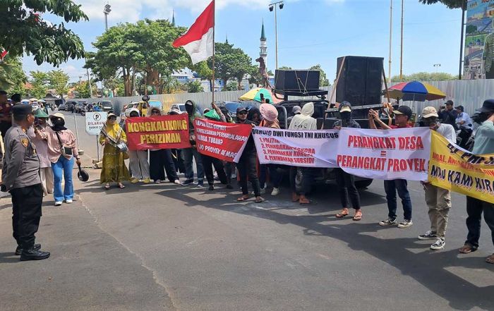 Sambil Bawa Alat Dapur, Puluhan Emak-Emak Geruduk PT SAG Tuban Sambil Bawa Alat Dapur, Puluhan Emak-Emak Geruduk PT SAG Tuban
