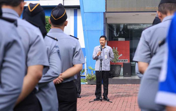 Pimpin Apel Bersama, Kepala Kanwil Kemenkum Jatim Optimis BHP Surabaya Raih Predikat WBK Pimpin Apel Bersama, Kepala Kanwil Kemenkum Jatim Optimis BHP Surabaya Raih Predikat WBK
