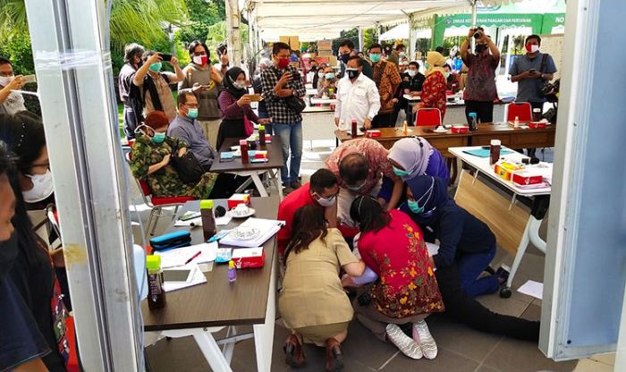 Ini Alasan Wali Kota Risma Sujud di Hadapan IDI Ini Alasan Wali Kota Risma Sujud di Hadapan IDI