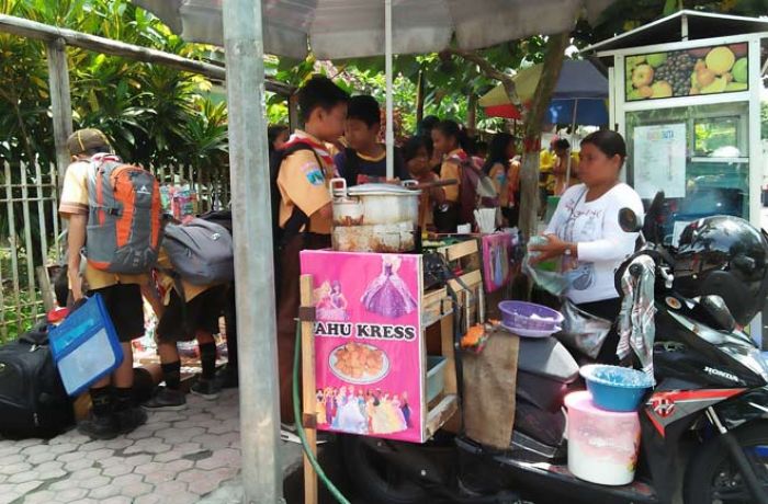 Jajanan Anak SD di Kota Blitar Terindikasi Mengandung Zat Berbahaya Jajanan Anak SD di Kota Blitar Terindikasi Mengandung Zat Berbahaya
