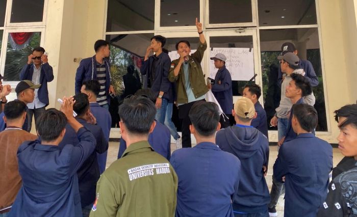 Demo Tuntut Reformasi Birokrasi, BEM Unira Segel Ruangan Kantor Bupati Pamekasan
