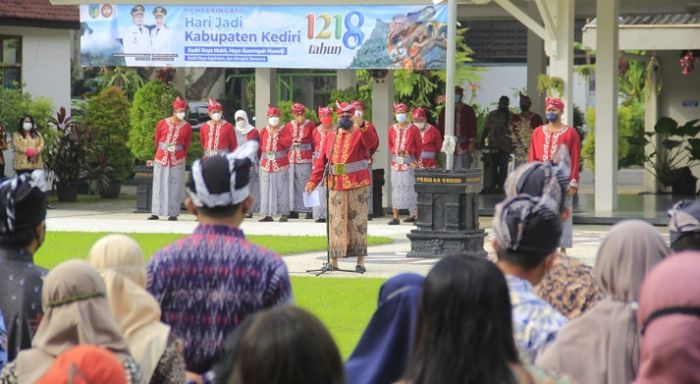 Pimpin Apel Hari Jadi Kediri Ke-1.218, Bupati Beri Tantangan Peserta Pakai Udeng Khas Pimpin Apel Hari Jadi Kediri Ke-1.218, Bupati Beri Tantangan Peserta Pakai Udeng Khas